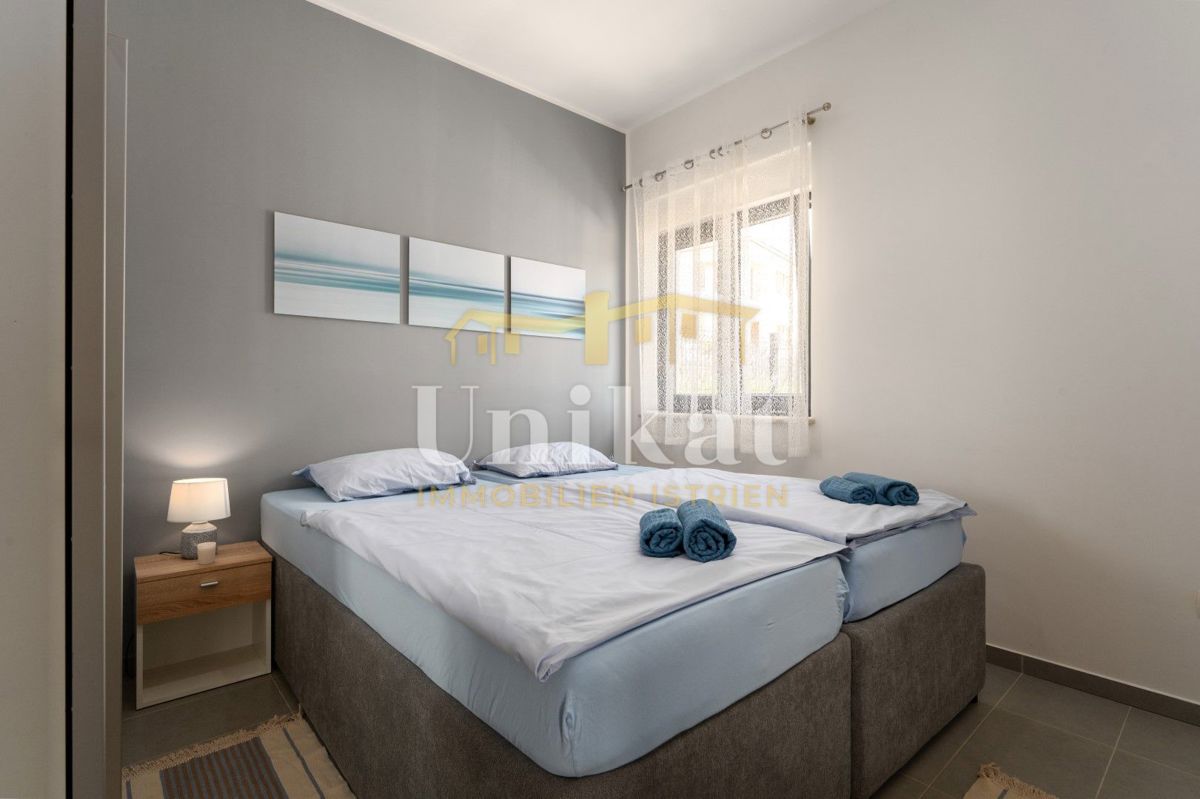 Moderna doppia villetta con piscina e vista mare